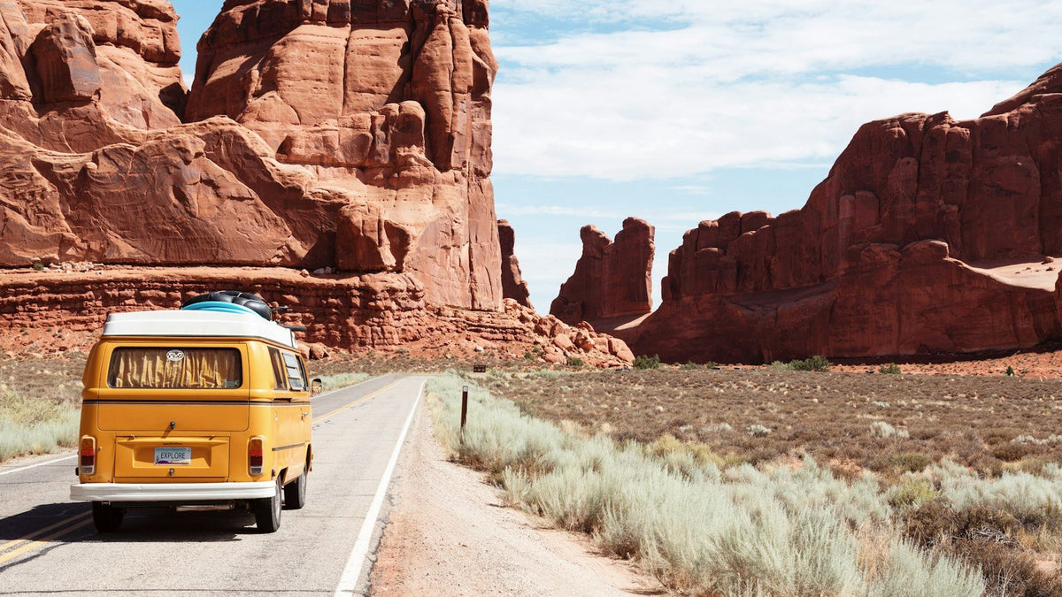 Powerbank in de auto en op roadtrip: hitte, opladen en planning per dag - TitanBanks