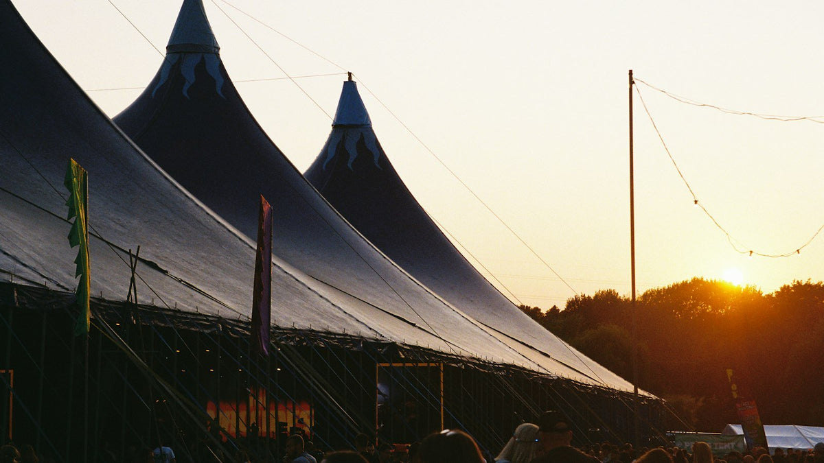 Powerbank voor een festival: hoeveel mAh, regels per festival en tips - TitanBanks