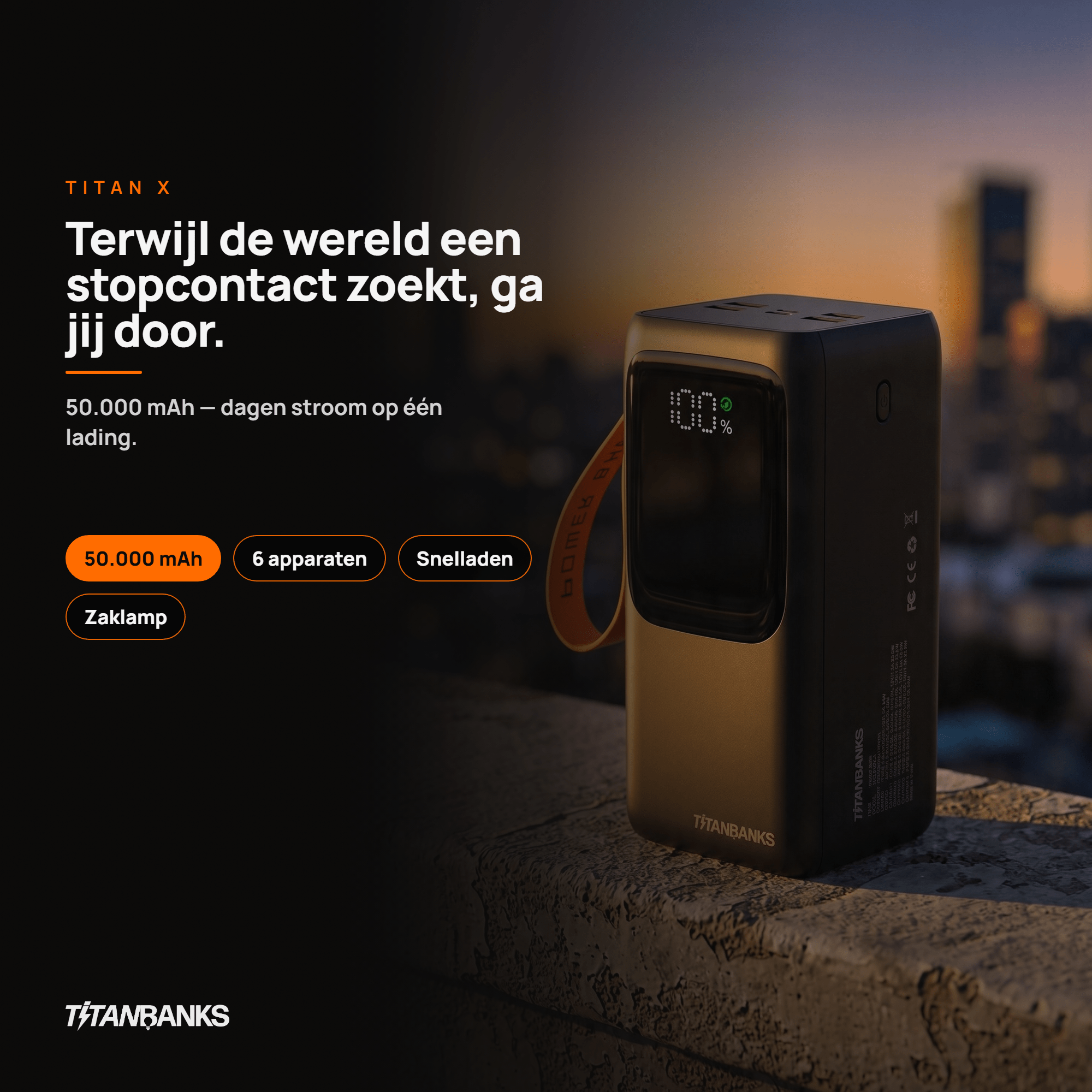 Titan X powerbank in de avond met verlicht LED-display